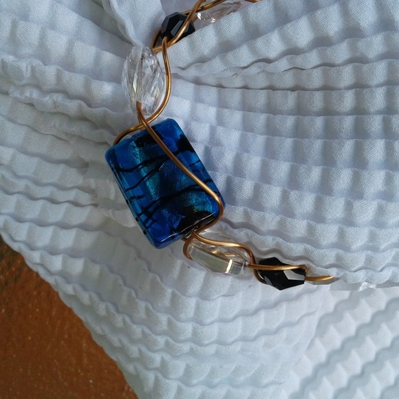 Copper wrap bracelet -revolving blue glass center. - Picture 3 of 8